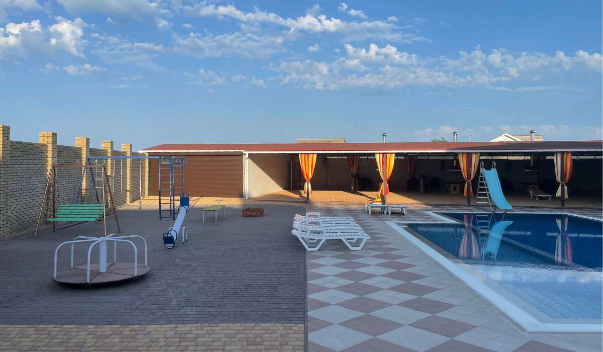 Большая теневая зона отдыха около бассейна