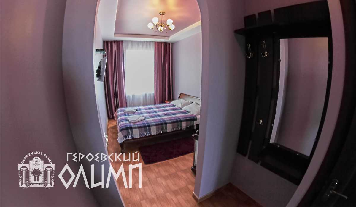 Двуспальная кровать в другой комнате