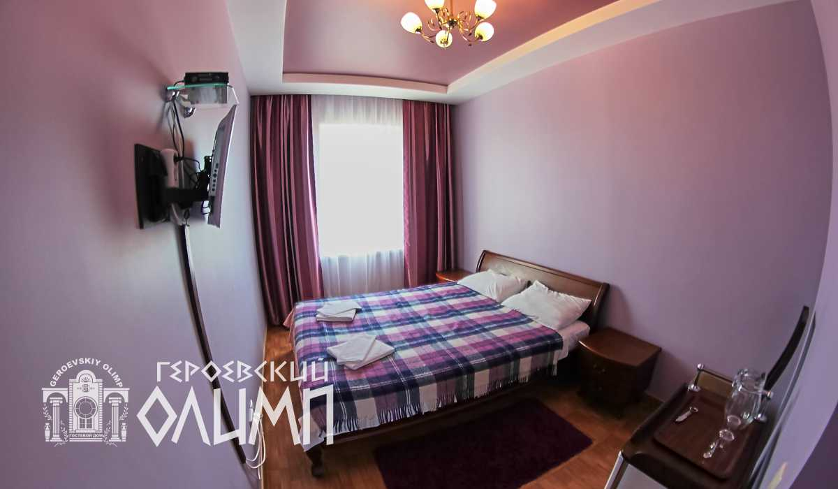 Двуспальная кровать в другой комнате