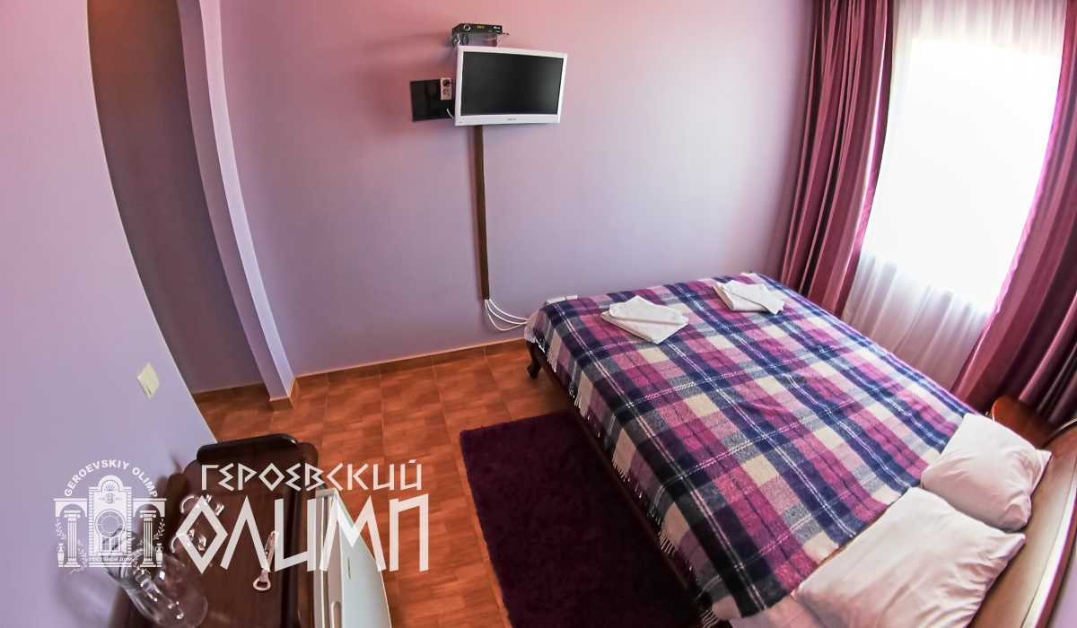 Двуспальная кровать в другой комнате