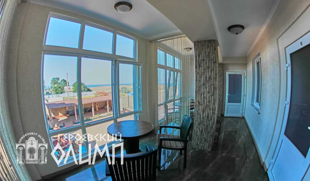 Крытая веранда с видом во дворе