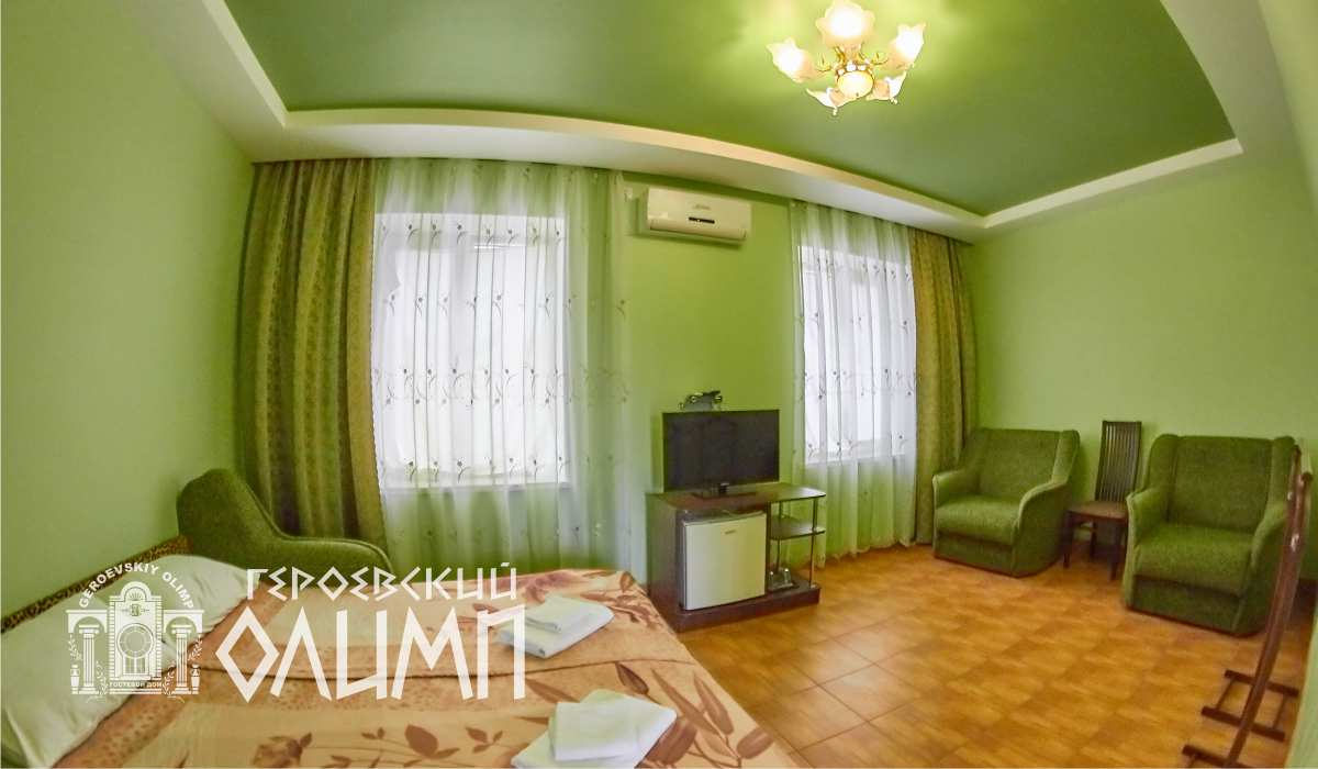 Двуспальный диван и два раскладных кресла в зале