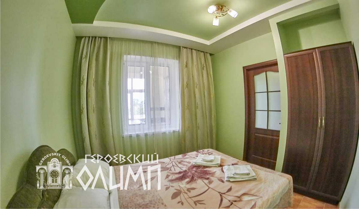 Двуспальная кровать в отдельной спальне