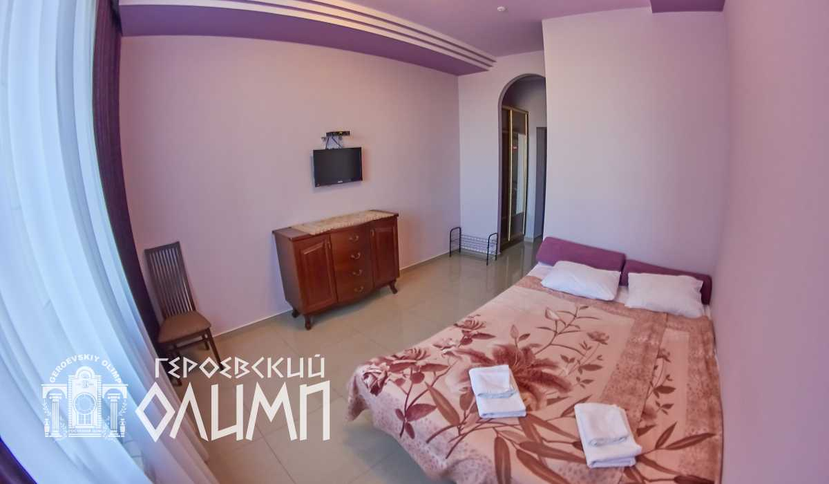 Двуспальный диван и вид на бассейн