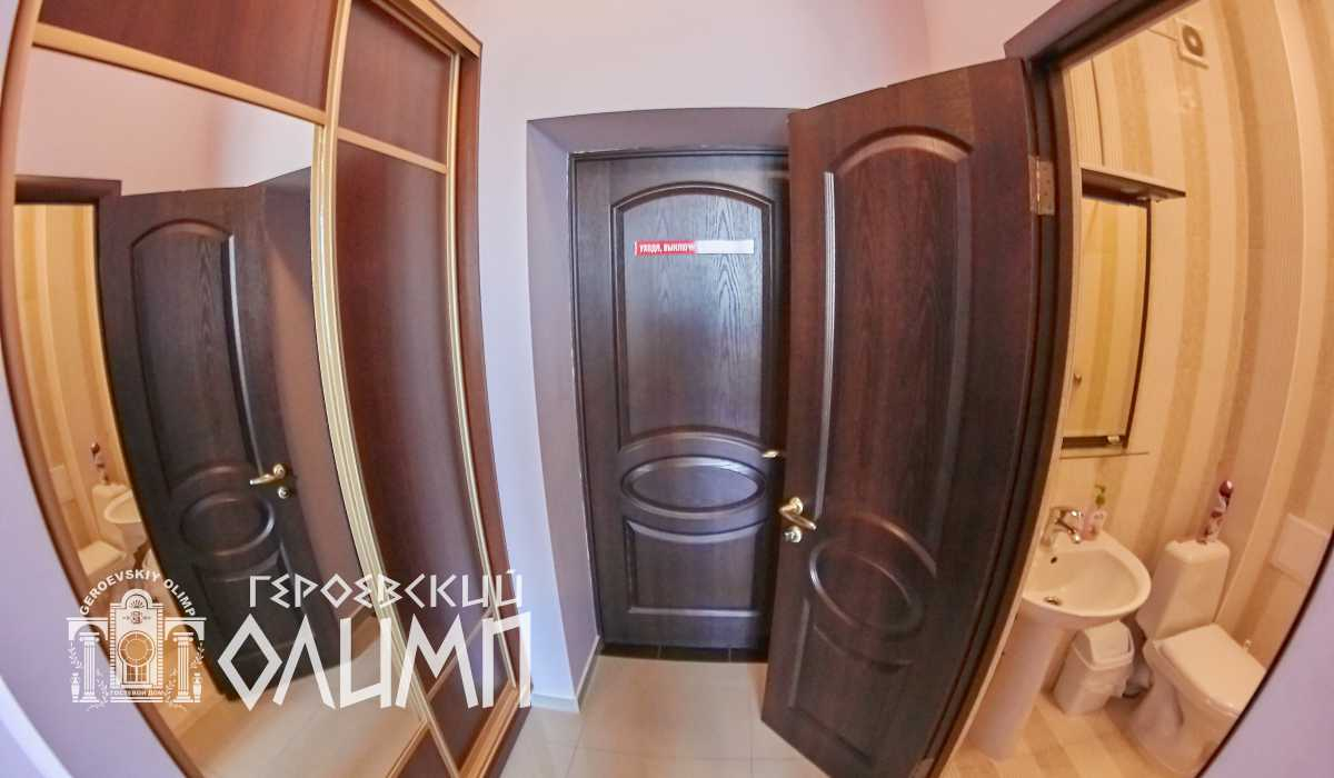 Просторный шкаф и санузел