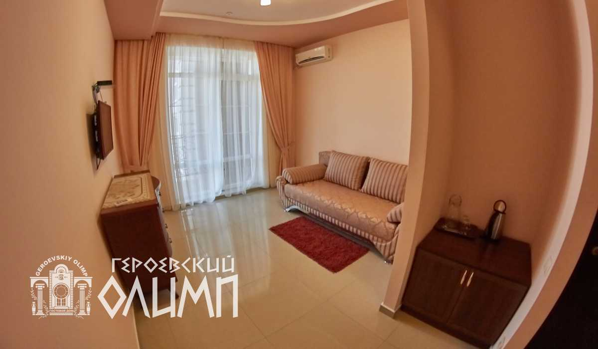 Двуспальный диван и балкон с видом