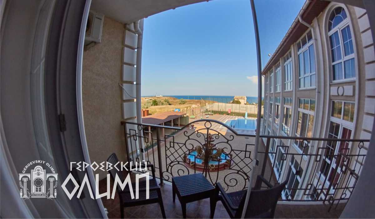 Меблированный балкон с видом на бассейн