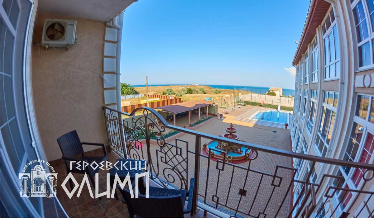 Меблированный балкон с видом на море