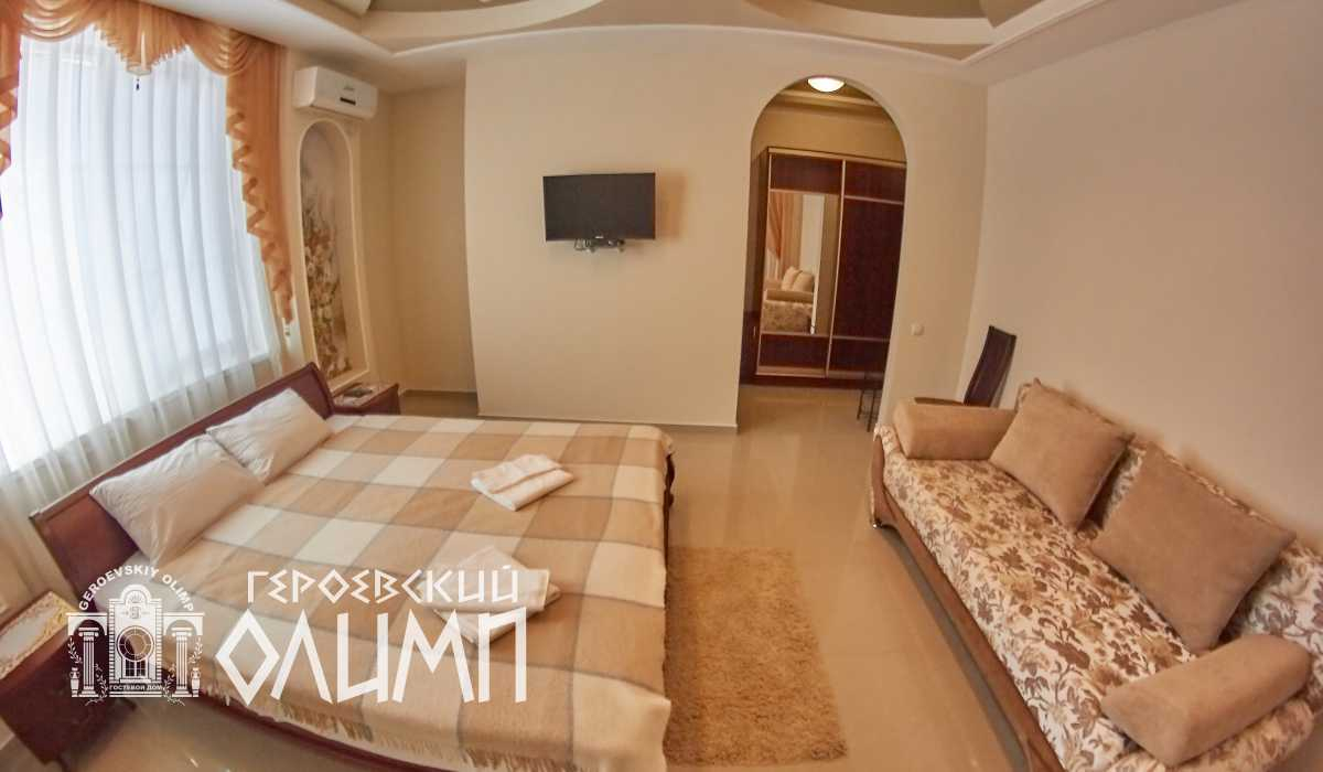 Двуспальная кровать и раскладной диван