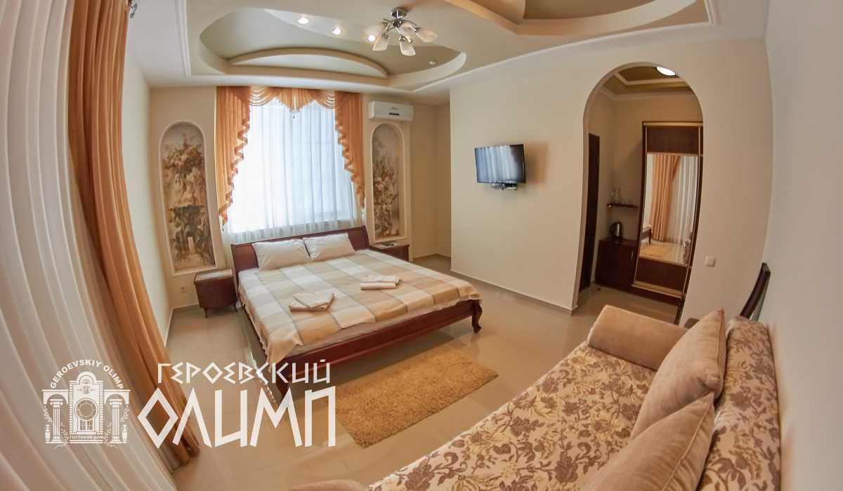 Двуспальная кровать и раскладной диван