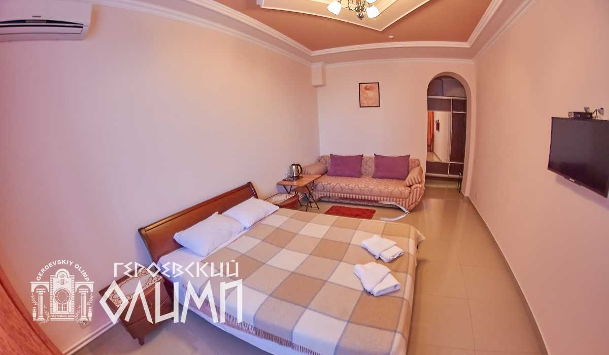 Двуспальная кровать и раскладной диван