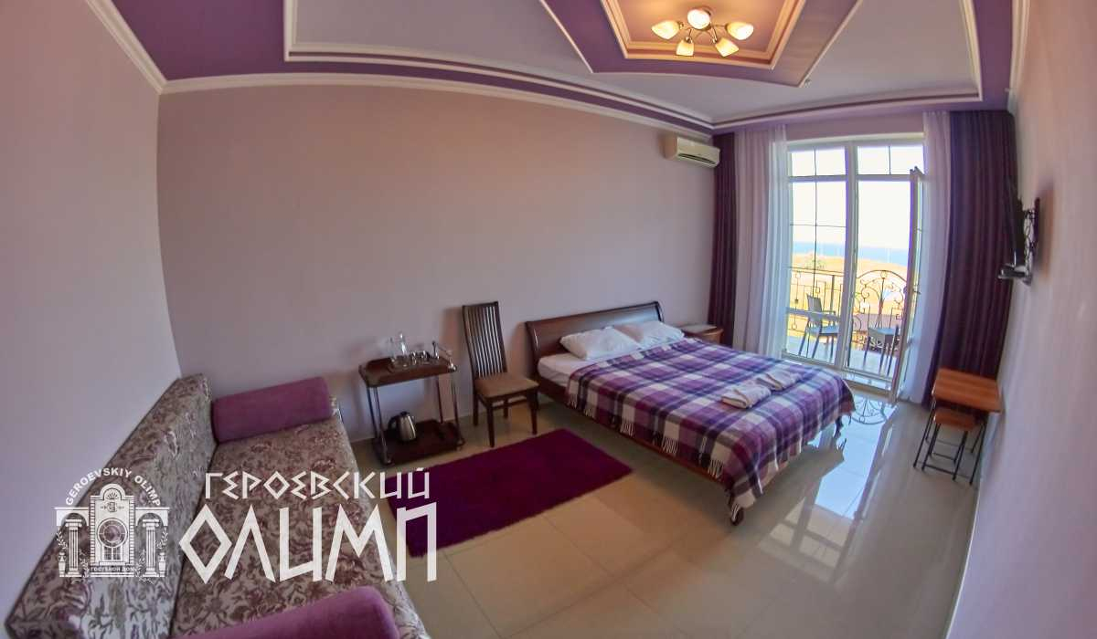 Двуспальная кровать и раскладной диван