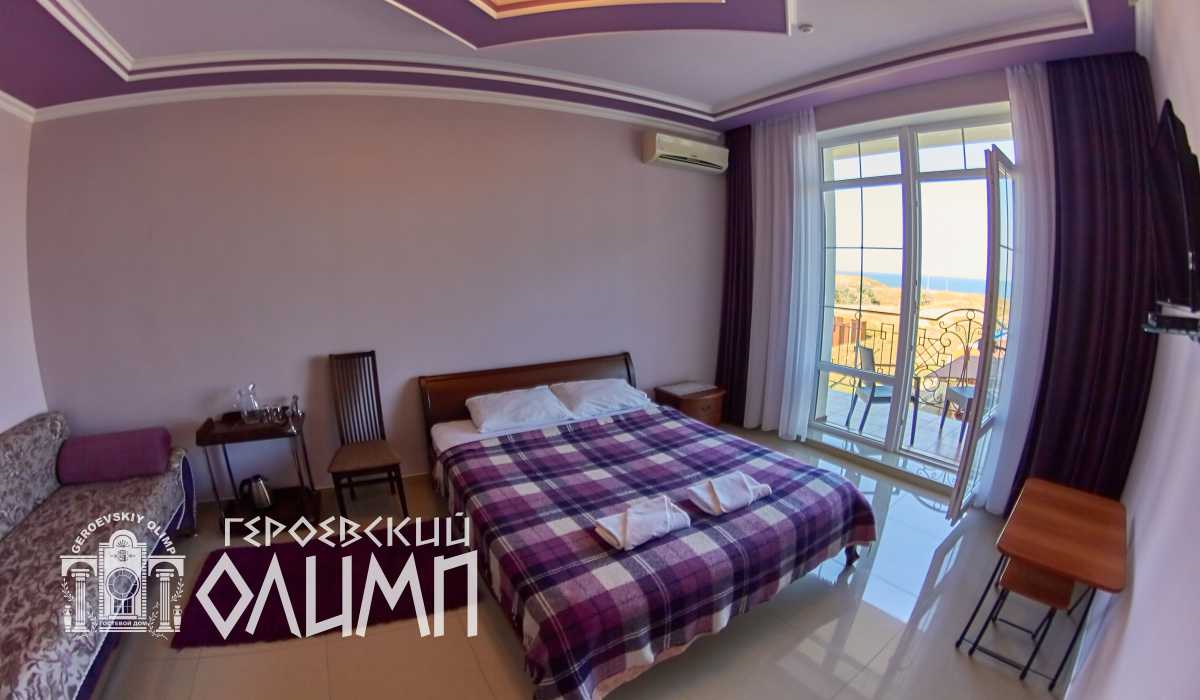 Двуспальная кровать и раскладной диван