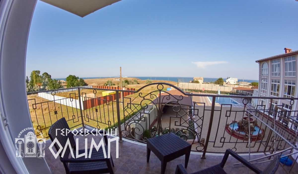 Балкон с видом на бассейн и море