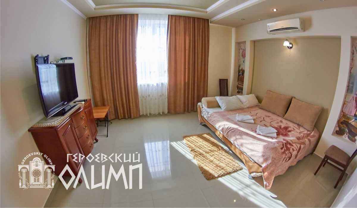 Двуспальный диван в одной спальне