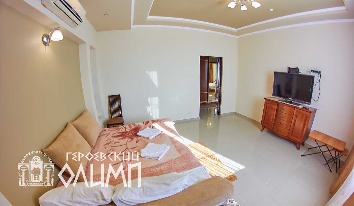 Двуспальный диван в одной спальне