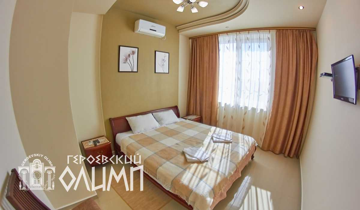 Двуспальная кровать в другой спальне