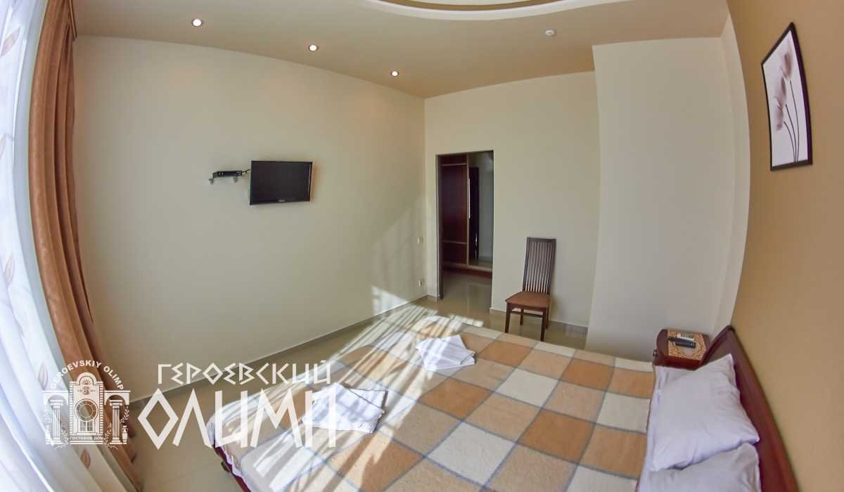 Двуспальная кровать в другой спальне