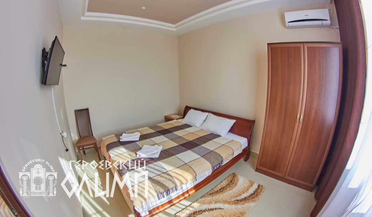 Двуспальная кровать в другой комнате