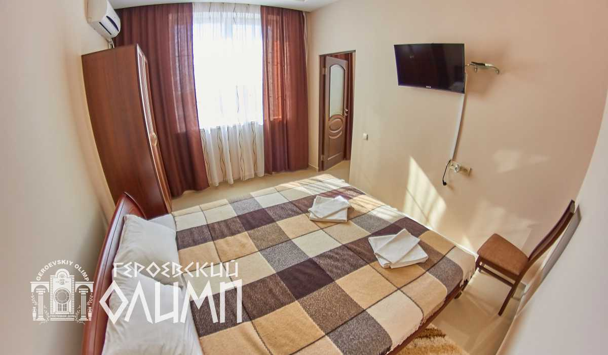 Двуспальная кровать в другой комнате